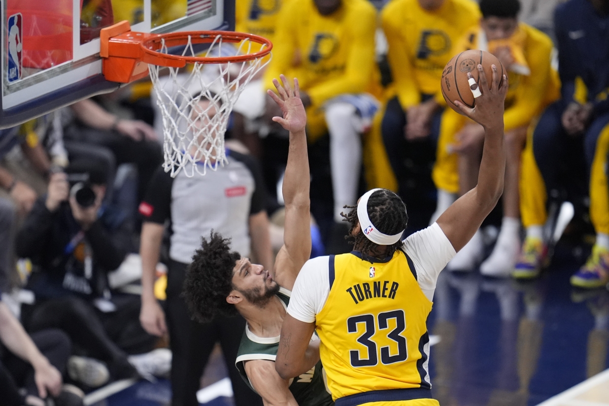 开云体育APP下载-雄鹿鏖战爵士，王哲林点燃赛场