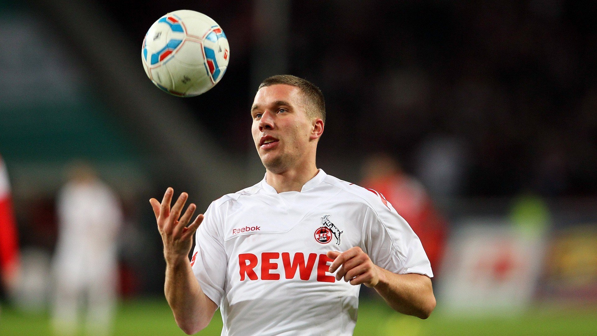 开云官网-街道即王座,当F1夜幕降临,詹姆斯于轰鸣中加冕